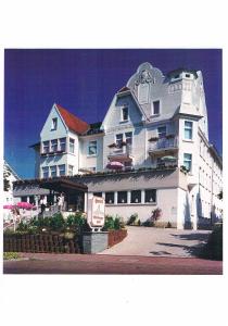 巴特维尔东根Hotel Wildunger Hof mit Gemeinschaftsküche的前面有标志的大型白色建筑