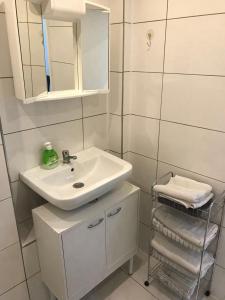埃森Adel的白色的浴室设有水槽和镜子