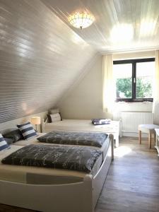 里斯特Appartements Friedrichsen的一间卧室设有两张床和窗户。