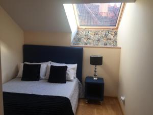 莱昂Apartamento Conde Luna的一间小卧室,配有一张带窗户的床