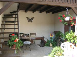 霍恩巴赫马蒂纳斯酒店的蝴蝶在庭院墙上,配有桌椅