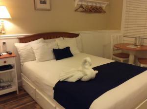 旧奥查德比奇The Beachwood的躺在床上的白色填充动物