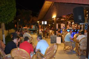 厄吕代尼兹贝尔塞汉海滩酒店的一群人晚上坐在餐馆里