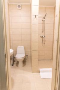 斯拉夫西克Рандеву的一间带卫生间和淋浴的浴室