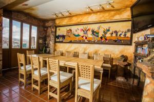 拉巴斯拉巴斯罗萨里奥酒店的一间带木桌和椅子的用餐室