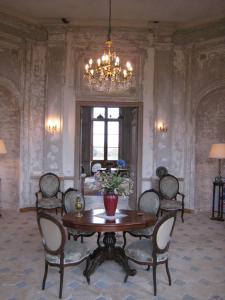 欧苏瓦地区瑟米弗莱埃城堡酒店的一间带桌椅和吊灯的用餐室