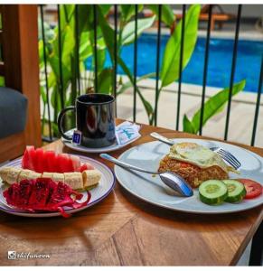 吉利特拉旺安Abdi Hotel的餐桌,带两盘食物和一杯咖啡的桌子