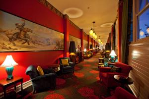 美德罗巴斯水皇蓝山酒店的一条长长的走廊,酒吧有红色的墙壁和椅子
