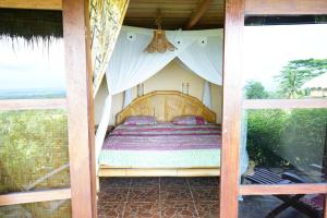 Bayan林贾尼山花园度假村的帐篷内一间卧室,配有一张床