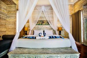 蓝梦岛The Palm Grove Villas的一间卧室配有一张带泰迪熊的天蓬床。