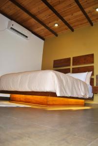 尼甘布The Canoe的一间卧室配有一张带木制床架的床