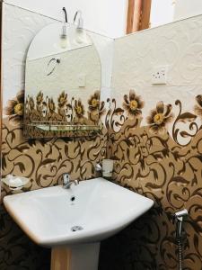 阿努拉德普勒Treasure House Tourist Rest的浴室设有白色水槽和镜子