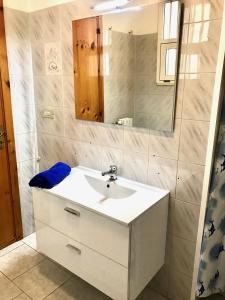 托雷圣乔万尼乌Villetta Sabbia d'Oro的浴室设有白色水槽和镜子