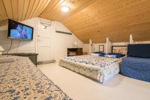 纳坦利Oak House的一间卧室配有两张床和一台平面电视