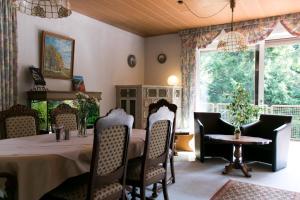 代特莫尔德瓦赛菲尔旅馆的一间带桌椅和窗户的用餐室