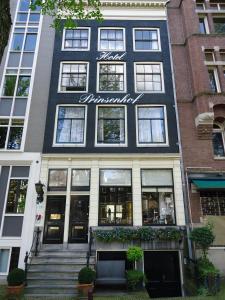 阿姆斯特丹阿姆斯特丹王子酒店的前方有药房标志的建筑