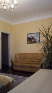 基辅Smile Khreschatyk Kyiv的客厅配有沙发和墙上的绘画