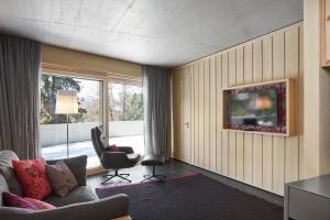 蓬特雷西纳Alpine Lodge Chesa a la Punt的带沙发、椅子和电视的客厅