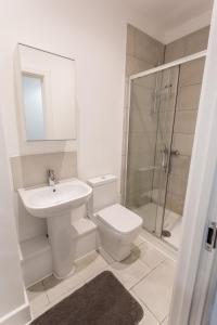 滨海绍森德子午线公寓套房酒店的浴室配有卫生间、盥洗盆和淋浴。
