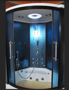 Naro MoruMisty Mountain Lodge的一间带浴缸的浴室,位于一间拥有蓝色墙壁的客房
