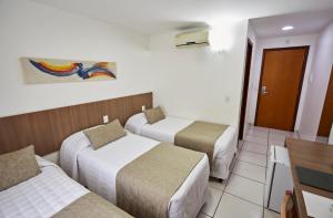 纳塔尔维拉公园酒店 的酒店客房带两张床和一间浴室