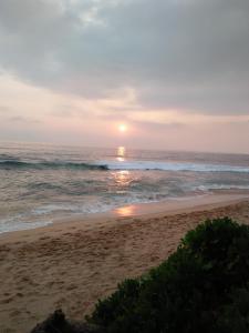 希克杜沃班杜拉海滩宾馆的日落在海滩上与大海