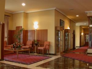 巴约讷巴约纳巴伊亚酒店的大楼内带桌椅的大堂