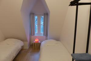 根特Living The Dream的小型客房 - 带2张床和窗户