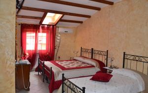 Genazzano吉拉索莱住宿加早餐旅馆的一间卧室设有两张床和窗户。