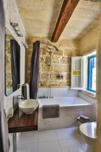 拉巴特MYN Zondadari的带浴缸和盥洗盆的浴室