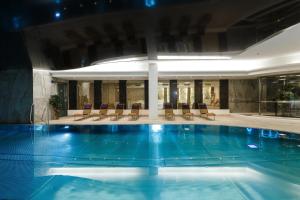 卡罗维发利Hotel Thermal的一座带椅子的大型游泳池