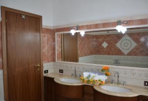 Genazzano吉拉索莱住宿加早餐旅馆的一间带两个盥洗盆和大镜子的浴室
