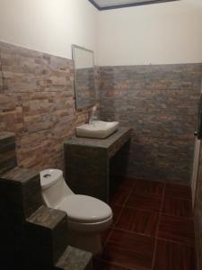 图里亚尔瓦Los Volcanes的浴室配有白色卫生间和盥洗盆。