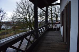 德根多夫克拉维特贝姆酒店的阳台的木门廊配有椅子