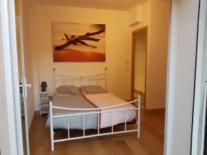 戛纳les orangers的一间卧室配有一张壁画床