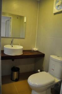 维勒珀图The Backwaters Lodge的浴室配有白色卫生间和盥洗盆。