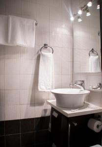 卢特拉伊帕蒂斯埃纳酒店的白色的浴室设有水槽和镜子