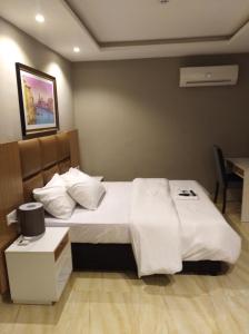 伊凯贾布莱克伍德酒店的酒店客房配有带白色床单和枕头的床。