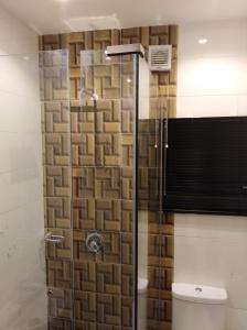 伊凯贾布莱克伍德酒店的浴室设有玻璃淋浴间和卫生间