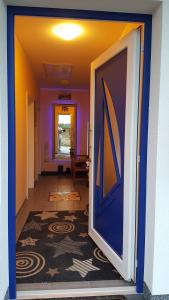 格洛韦Haus Kliffblick的一条带蓝色门和地毯的走廊