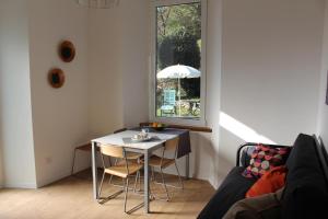 科莫Atelier 55 Casa arte e natura的窗户客房内的小桌子和椅子