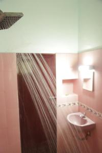 TiruvankodCountryside inn的一间带水槽、卫生间和镜子的浴室