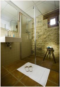 瓦德诺比斯多娜康迪达公寓酒店的带淋浴的浴室以及2个玻璃杯。