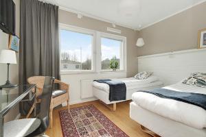 索伦蒂纳埃特斯马特酒店 的一间卧室设有两张床和窗户。