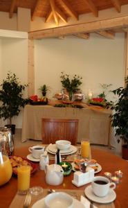 MénitesArmonia Resort的一张木桌,上面放着食物盘
