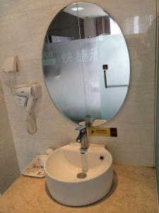 沧州尚客优连锁河北沧州解放西路店的浴室设有镜子和白色水槽