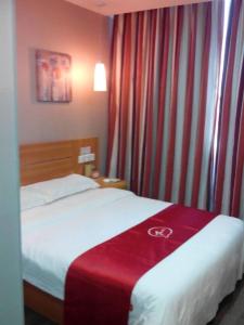 Fengxin尚客优连锁江西宜春奉新冯川东路黄泥巷店的酒店客房,配有一张带红色毯子的床