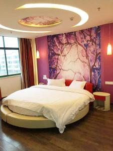 Fengxin尚客优连锁江西宜春奉新冯川东路黄泥巷店的一间卧室配有一张带粉红色墙壁的大床