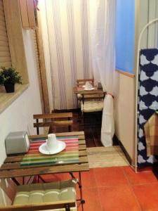 巴里B&B Piccinni 191的小房间设有一张桌子和两张桌子