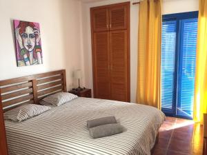 普拉亚布兰卡Villa Rubicon Playa的一间卧室配有一张带枕头的床